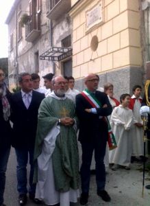 L'assessore Vincenzo Passa a San Cesareo, con i consiglieri  Pasquale Senatore e Massimo Esposito. Al centro il parroco padre Pino Muller