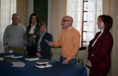 L'assessore Passa consegna i libri del Premio Badia 
